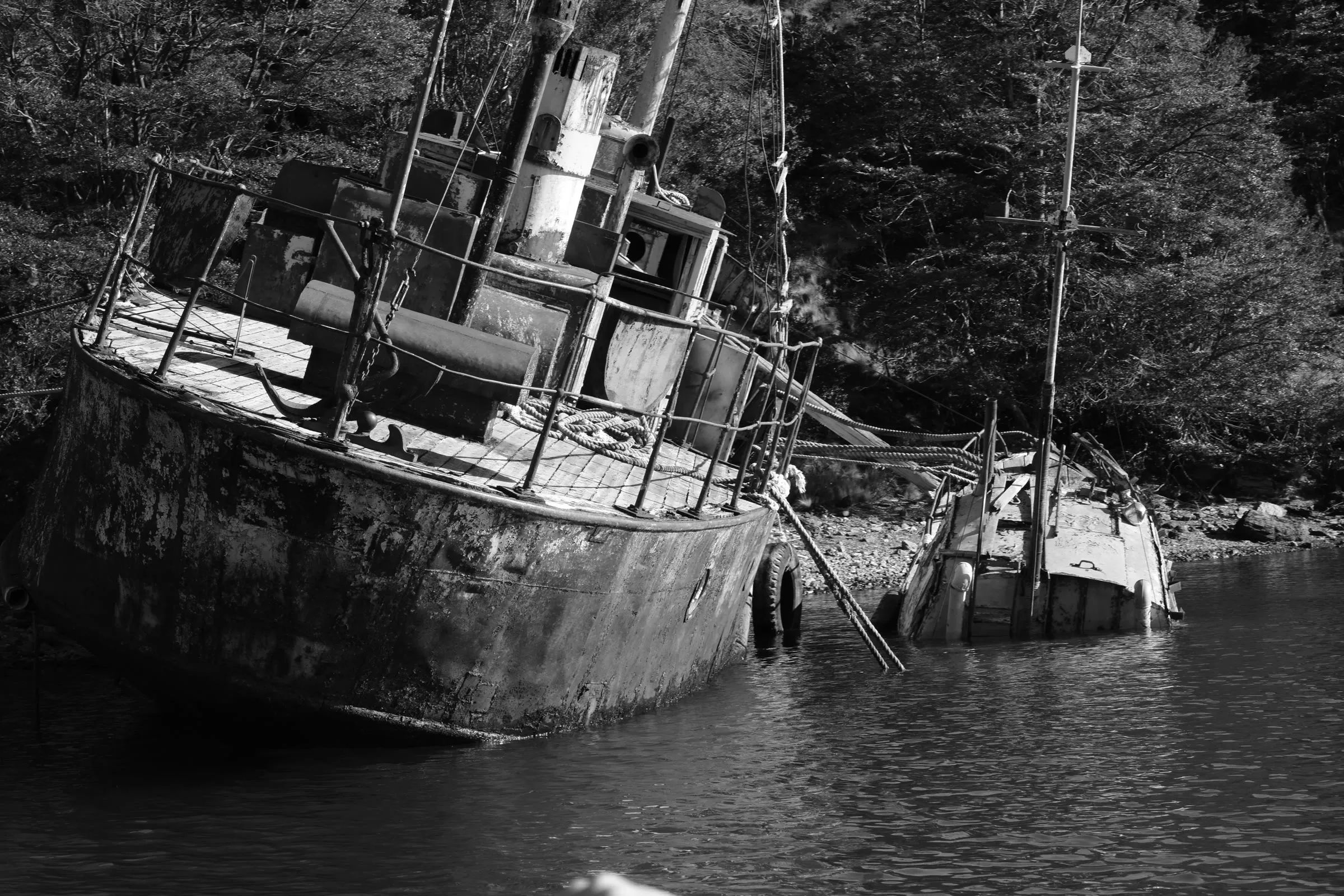 Un barco antiguo varado en la orilla del lago