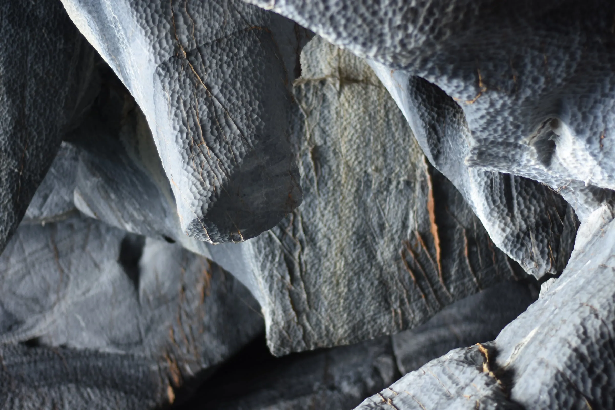 El interior de una caverna de mármol, sin agua, con la piedra esculpida por el lago